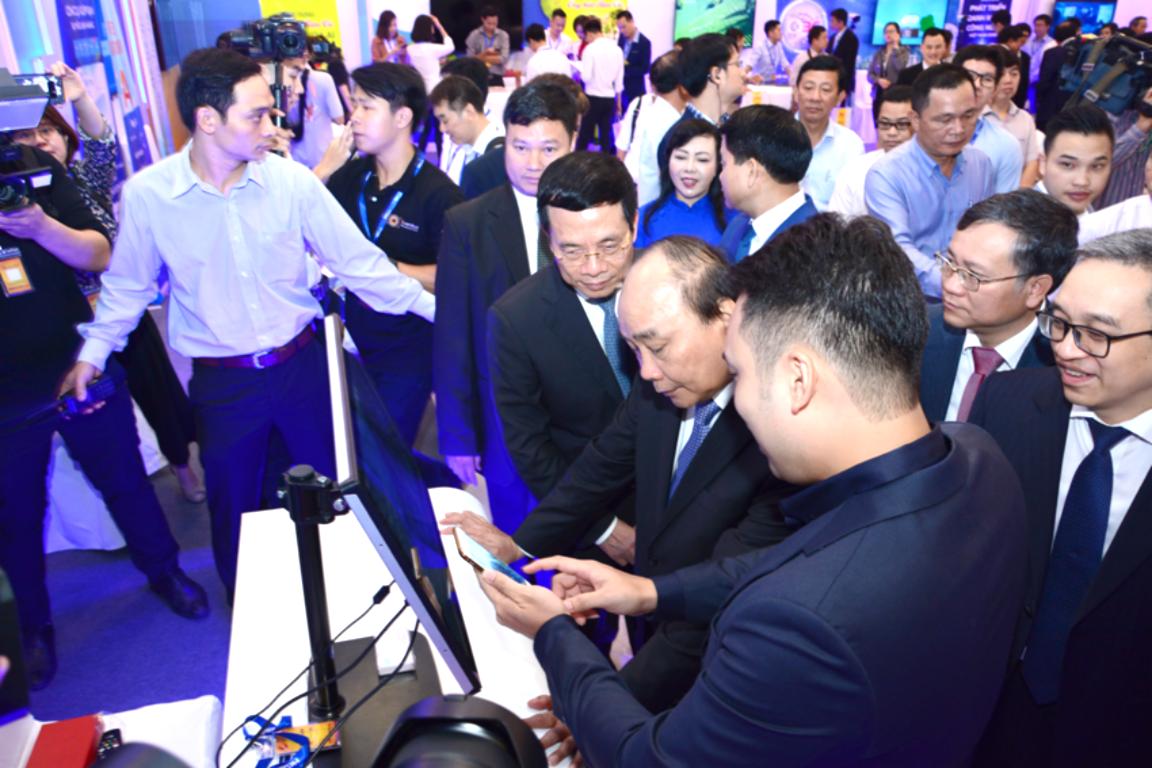 Các gian triển lãm công nghệ số của doanh nghiệp (DN) Việt Nam chứng minh khả năng cạnh tranh toàn cầu của các DN trong nước.
